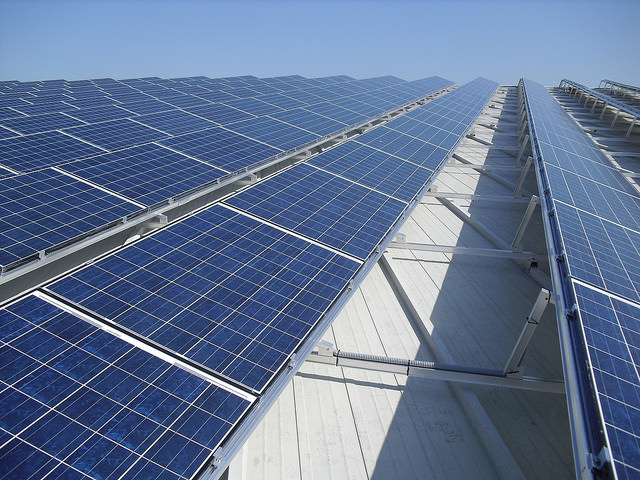 Instalación solar fotovoltaica sobre una cubierta de 90kW de potencia en Lleida. Foto: Som Energia Cooperativa (Flickr) (CC BY 2.0) 14434667426_df33ef30f4_z